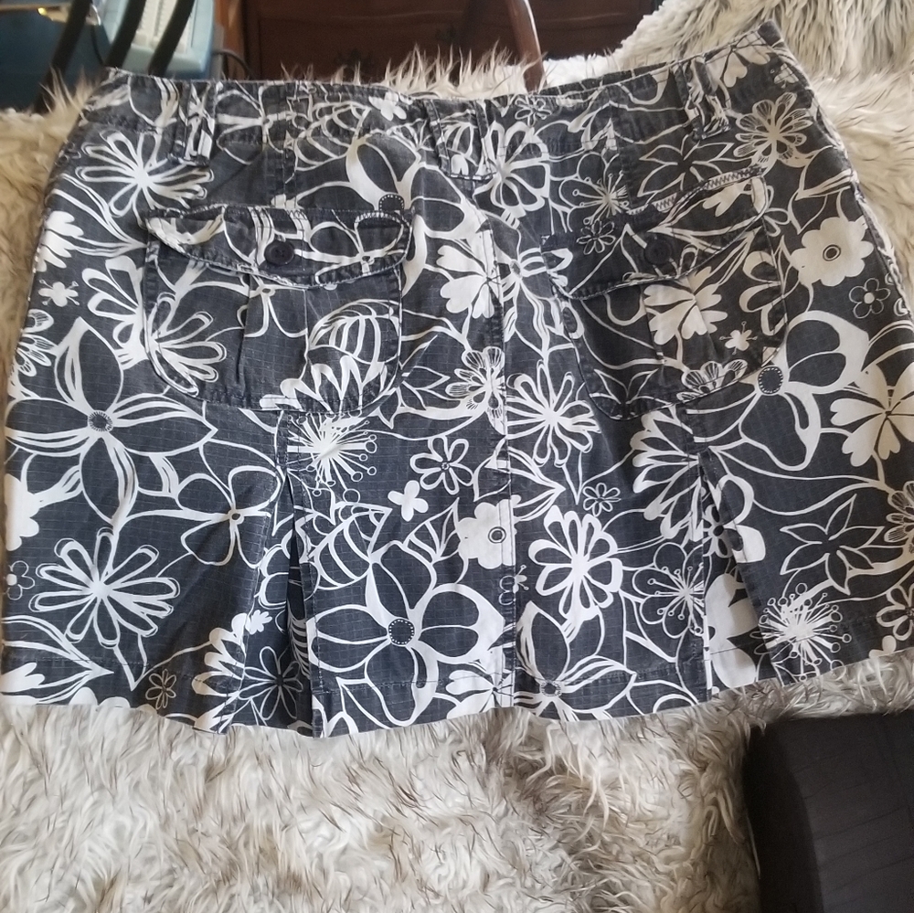 Woman's stretchy Skort, size 14